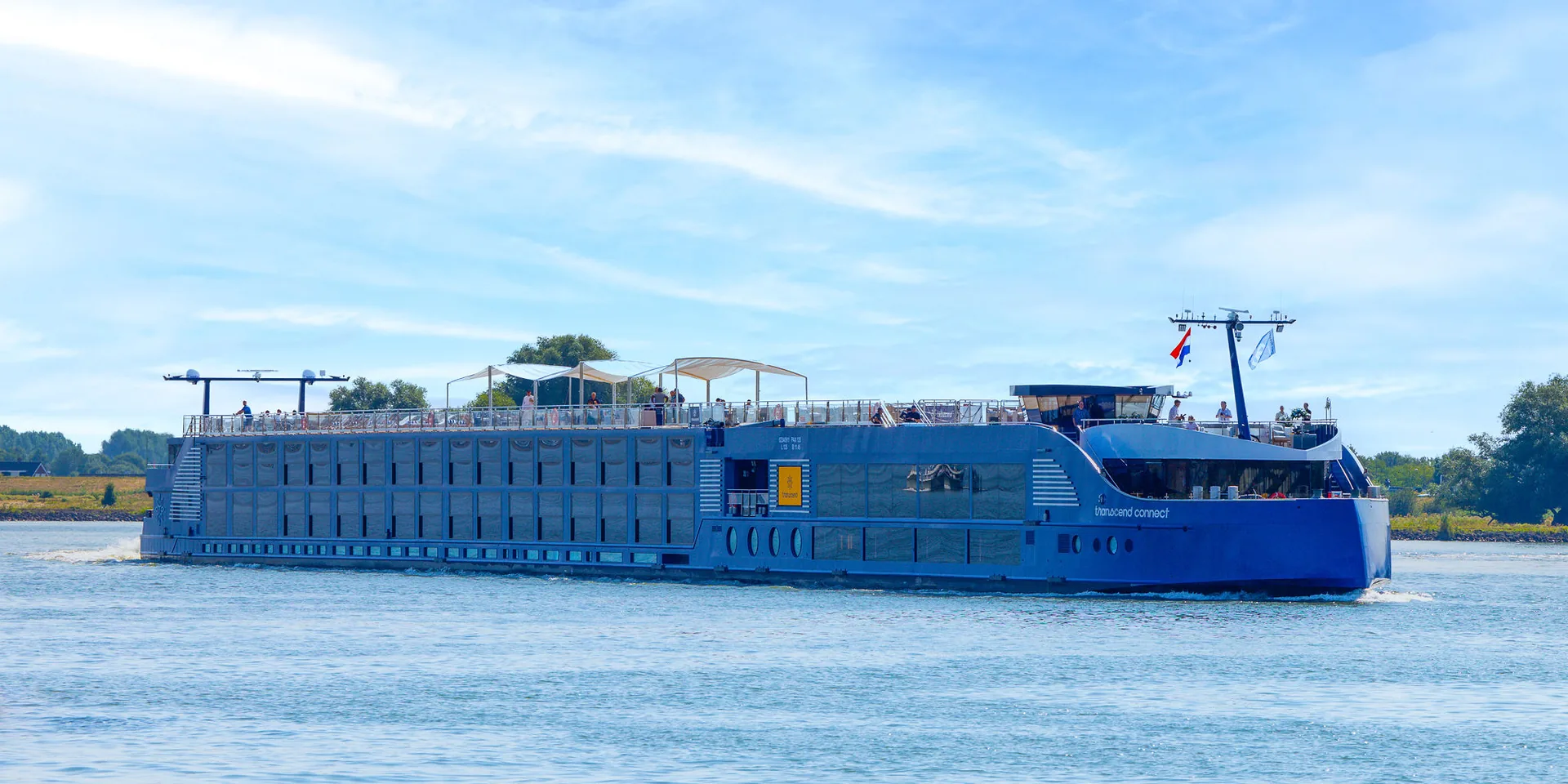 Le Transcend Connect naviguant sur la rivière, vu de profil