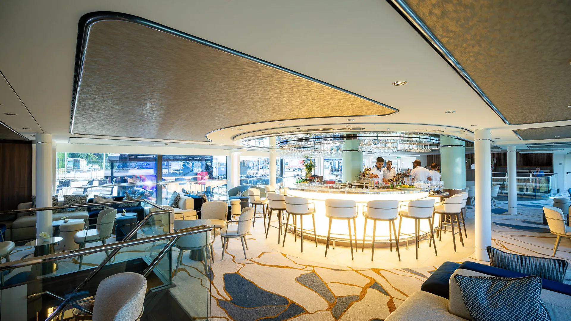 Le salon et le bar à bord du Transcend Connect