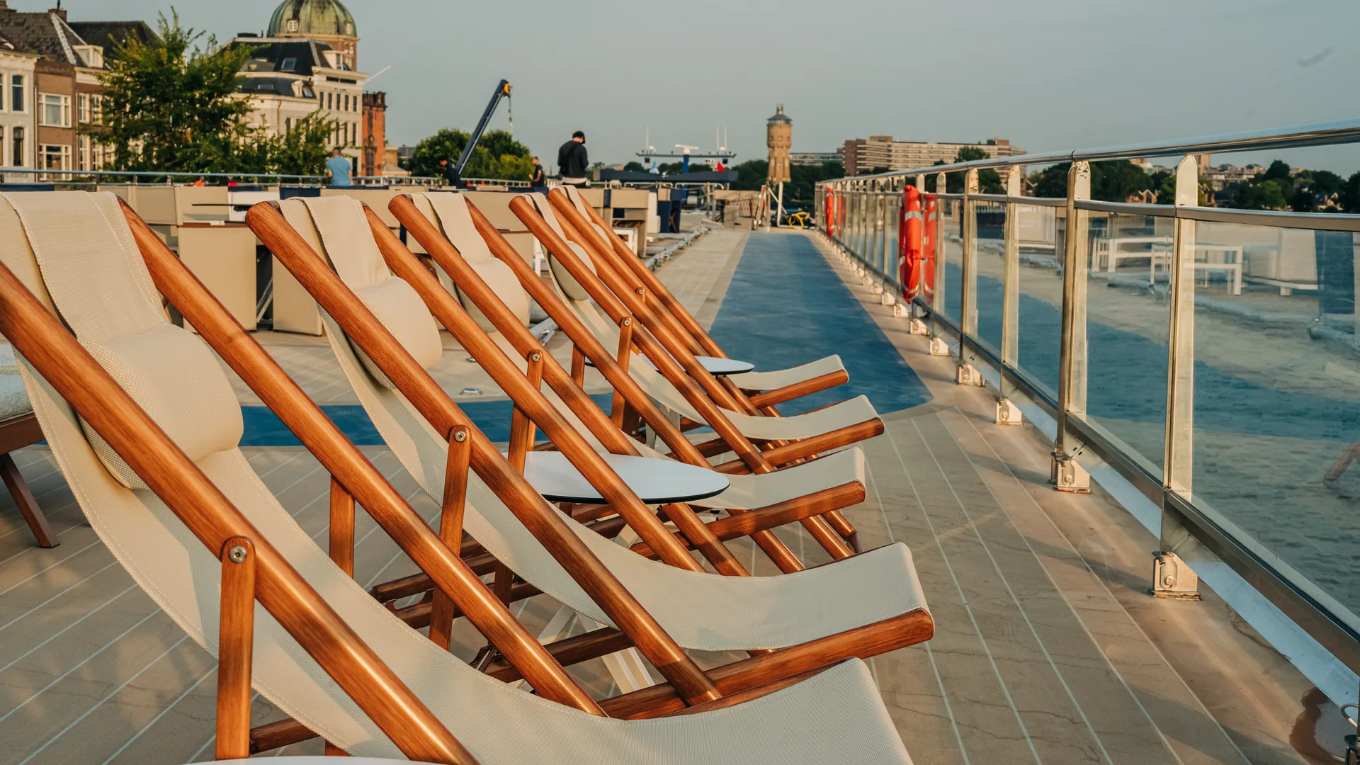 Le pont soleil du Transcend Connect et ses chaises longues